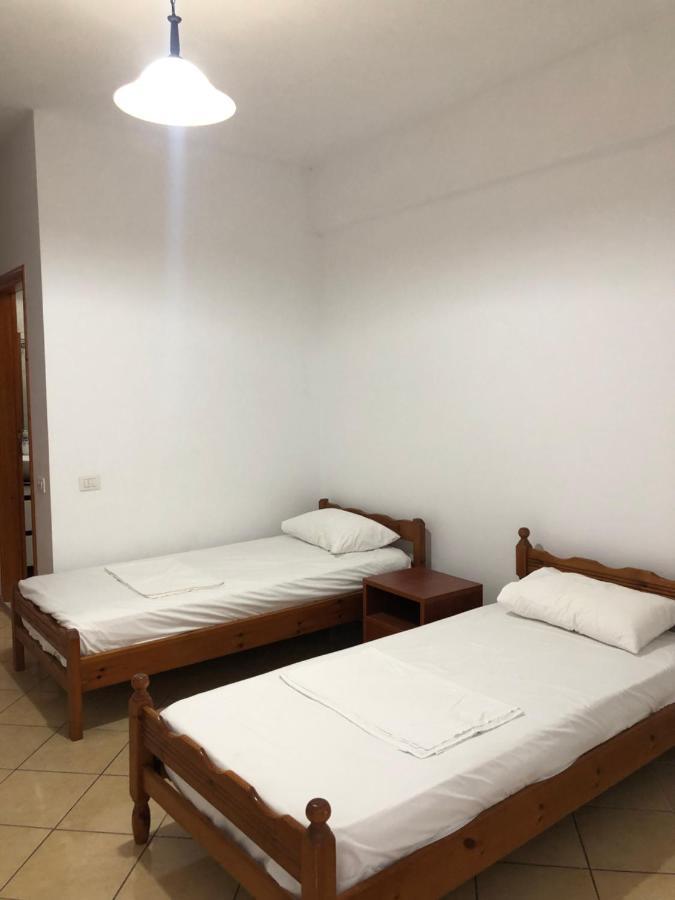Center Hotel Pirro Himare Ngoại thất bức ảnh