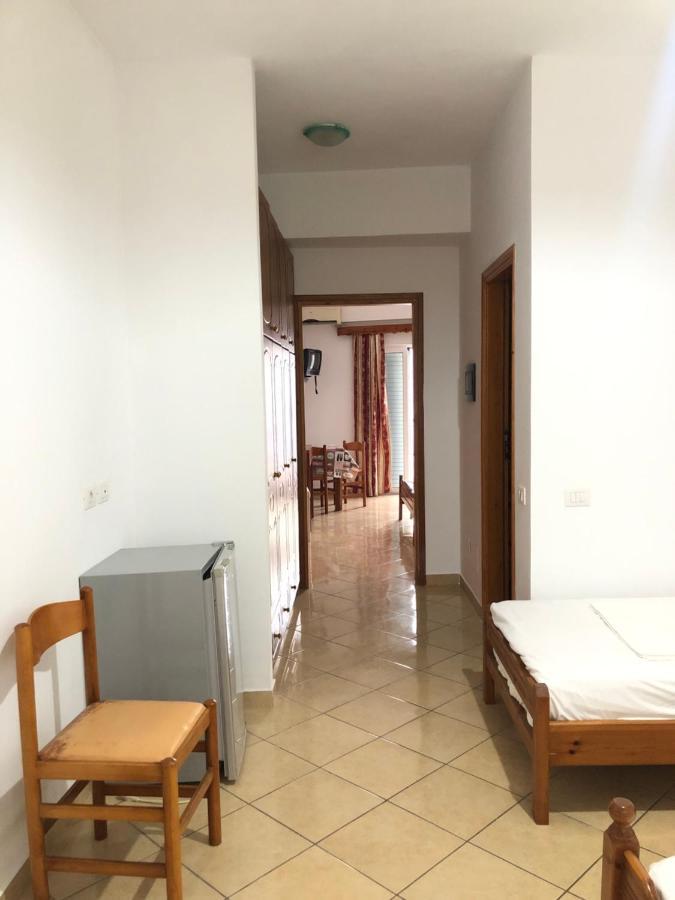 Center Hotel Pirro Himare Ngoại thất bức ảnh