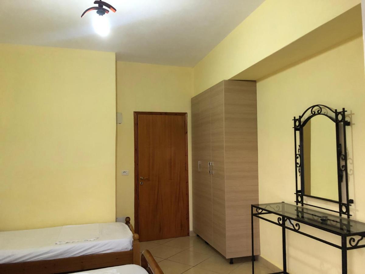 Center Hotel Pirro Himare Ngoại thất bức ảnh