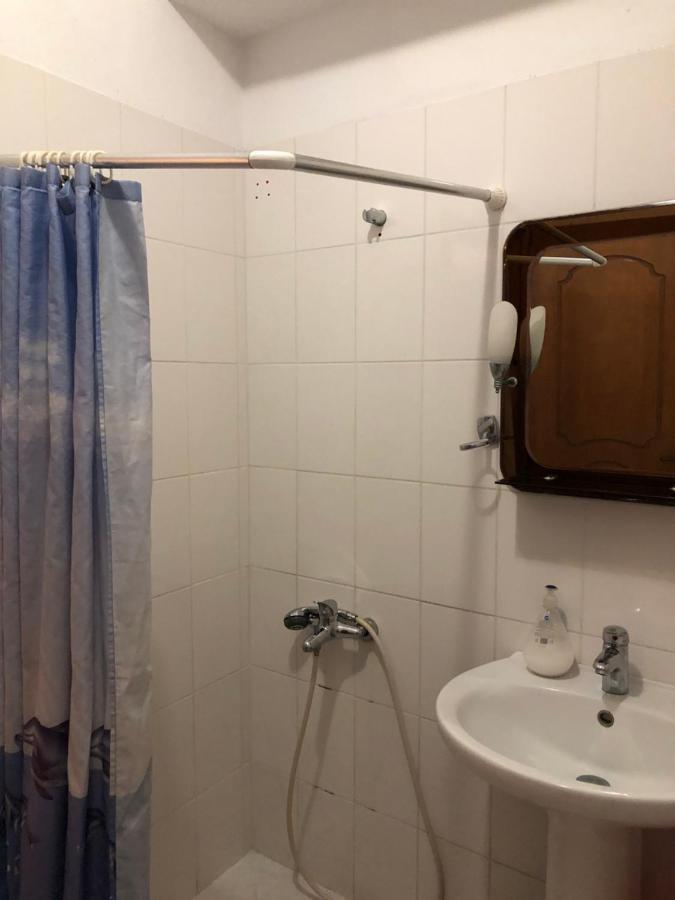 Center Hotel Pirro Himare Ngoại thất bức ảnh