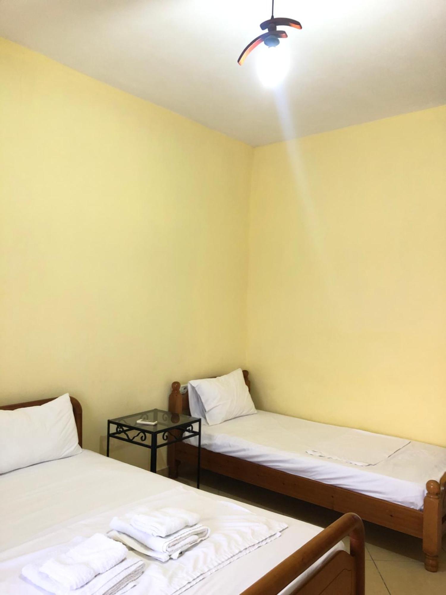 Center Hotel Pirro Himare Ngoại thất bức ảnh
