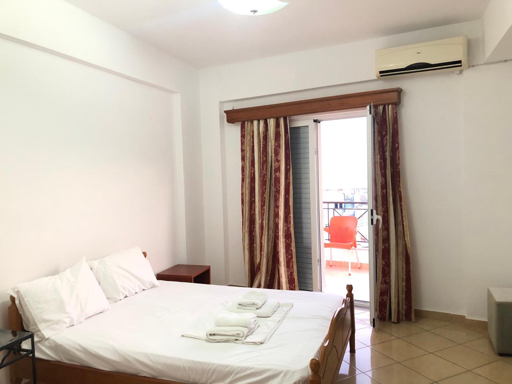Center Hotel Pirro Himare Ngoại thất bức ảnh